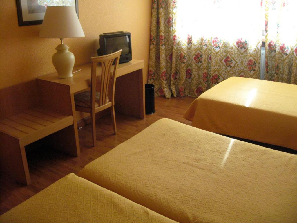 Hotel Restaurante San Roque Medina del Campo Zimmer foto
